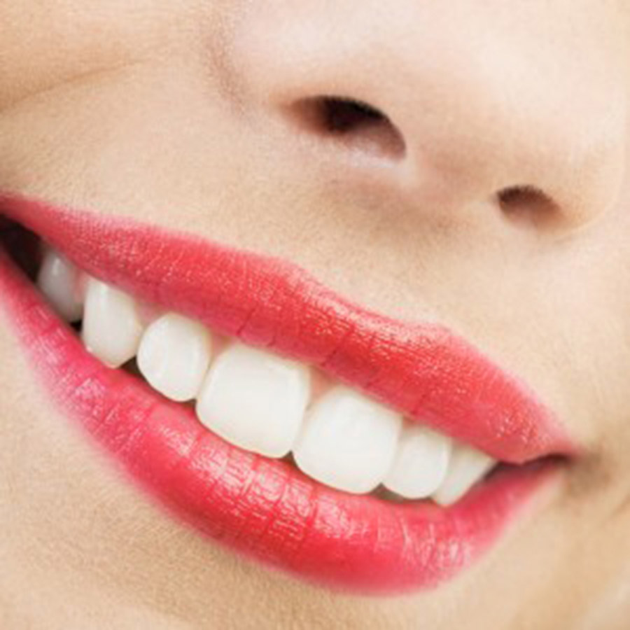 Λευκά δόντια με φυσικό τρόπο; Μπανανόφλουδα (δες πώς θα το κάνεις!)