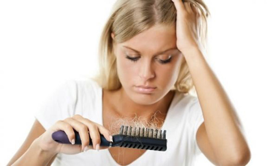 Πέφτουν τα μαλλιά σου; Αντιμετώπισε την τριχόπτωση με φυσικά υλικά!