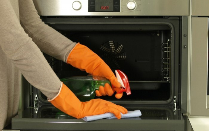 Πώς θα φτιάξετε σπιτικό καθαριστικό για το φούρνο σας
