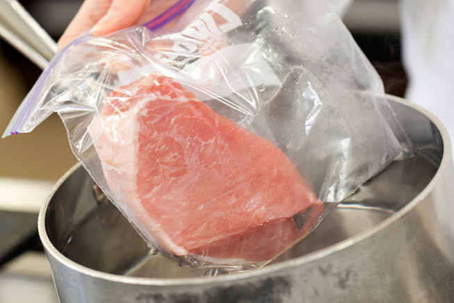 Γνωρίζετε πώς να ξεπαγώσετε με ασφάλεια το κρέας;