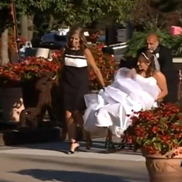 Στοίχημα ότι θα κλάψετε: Η υπέροχη έκπληξη μιας παράλυτης νύφης στο σύζυγό της (video)