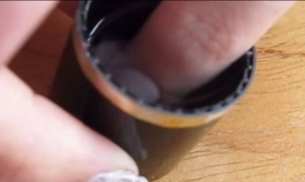 Βούτηξε τα νύχια της σε καθαρό οινόπνευμα και αυτό που ακολούθησε είναι πραγματικά εντυπωσιακό! (βίντεο)