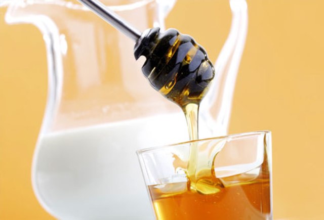 Δες πως θα φτιάξεις το δικό σου 100% αγνό γαλάκτωμα με μέλι και γάλα και ανακάλυψε πόσο όμορφη είσαι!