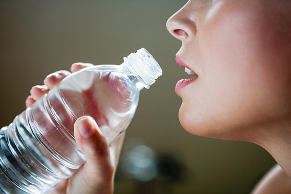 Ο πιο απλός τρόπος για να δείτε πόσο νερό πρέπει να πίνετε
