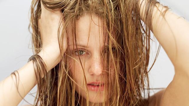 7 λόγοι που τα μαλλιά σου «λαδώνουν» πολύ γρήγορα!