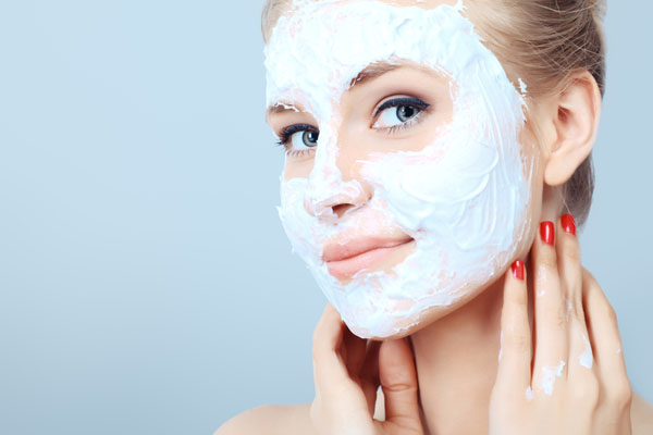 Μάσκα για κουρασμένο δέρμα: Σπιτικές συνταγές για λάμψη και αναζωογόνηση