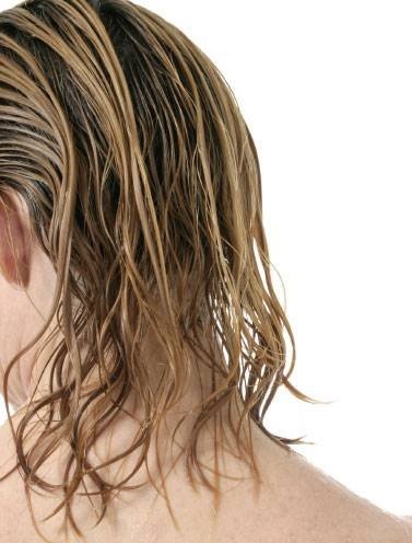 Μια DIY συνταγή για να κάνεις βαθύ καθαρισμό στα μαλλιά σου