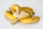 Πίλινγκ προσώπου και σώματος με μπανάνα