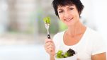 Εμμηνόπαυση: Τι να τρώτε για να την καθυστερήσετε