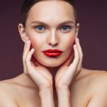 Κόκκινο κραγιόν: Ποια απόχρωση να επιλέξεις, τι μακιγιάζ να κάνεις και συμβουλές για σαρκώδη χείλη