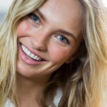 Μπορεί ο κουρκουμάς να κάνει τα δόντια σας λευκά; Πώς να τον χρησιμοποιήσετε για να αποκτήσετε λαμπερό χαμόγελο