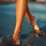 12 μυστικά για λαμπερή επιδερμίδα και όμορφα πόδια