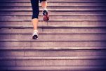 Πώς θα μείνεις για πάντα νέα και υγιής και πως θα κάνεις συγκλονιστικά οπίσθια ανεβαίνοντας τις σκάλες