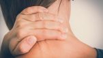 Πόνος στον αυχένα: 2 γιατροσόφια για άμεση ανακούφιση