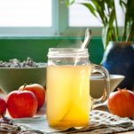 Τρεις συνταγές με μηλόξυδο που θα συμβάλλουν στη μείωση λίπους (αφέψημα, ρόφημα και ντρέσινγκ)