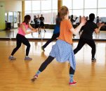 Πώς τέσσερις χορευτικές κινήσεις μπορούν να σε κάνουν να γυμναστείς κα να ιδρώσεις