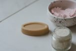 Scrub λεύκανσης σε πρόσωπο και σώμα για αύξηση κολλαγόνου