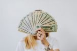 5 τρόποι να ξοδεύεις χρήματα που όντως θα σε κάνουν χαρούμενο