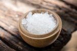 Θαλασσινό αλάτι στο δέρμα: Ποιο αλάτι είναι καλύτερο για την απολέπιση του δέρματος [vid]