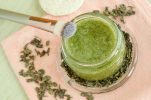 DIY scrub προσώπου: Το αγαπημένο συστατικό των stars υπόσχεται λάμψη και αντιγήρανση