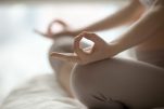 Πεντάλεπτη ρουτίνα yoga για όνειρα γλυκά