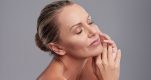 Επιδερμίδα που στεγνώνει: 5 βήματα για να διατηρήσετε ενυδατωμένο το δέρμα σας μετά τα 50