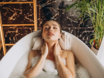 Πώς να χρησιμοποιήσεις τα αιθέρια έλαια για να κάνεις πιο απολαυστικό το μπάνιο