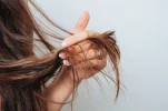 Καμένα μαλλιά από ισιωτική: 5 τρόποι για να τα επαναφέρεις και 5 τρόποι για να μην τα ξανακάψεις