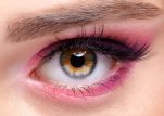 Γιατί οι influencers βάζουν ρουζ κάτω από τα μάτια; Τι κάνει στο χρώμα των ματιών.