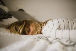 Γιατί ξυπνάτε συνέχεια κουρασμένες και τι να κάνετε γι’ αυτό