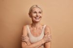 Πώς πρέπει να φροντίζετε το δέρμα σας στην εμμηνόπαυση; Τα πρώτα 3 χρόνια χάνουμε το 25% του κολλαγόνου μας