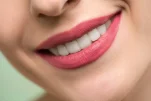4 απίθανα μυστικά για να φαίνονται τα δόντια σου πιο λευκά!