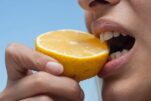 Αφαιρέστε αυτές τις 7 τροφές από τη διατροφή σας για λευκά δόντια