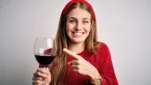 Θέλετε λευκά δόντια; Πώς θα τα προστατέψετε από τις επιπτώσεις του κόκκινου κρασιού