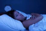 3 πράγματα που πρέπει να κάνετε αν ξυπνάτε στη μέση της νύχτας και δεν μπορείτε να ξανακοιμηθείτε