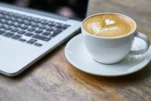 Χύθηκε καφές στο laptop: Τα 4 βασικά βήματα που πρέπει να ακολουθήσετε για να το “σώσετε”