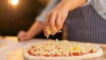 Ζύμη για πίτσα εύκολη και γρήγορη: Θα την φτιάξεις μόλις με 2 υλικά