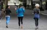 Έρευνα: Το περπάτημα ασπίδα για τις γυναίκες απέναντι στην άνοια
