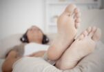 Ιαπωνική τεχνική των 2 λεπτών.Τίναγμα των ποδιών πριν από τον ύπνο για να αφαιρεθεί το πρήξιμο και ο πόνος των κιρσών. Πως θα το κάνεις (βίντεο).