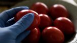 Καμία αστοχία στο βάψιμο αυγών: 4 μυστικά για να βγουν κόκκινα – Το κόλπο για να μη λερώνονται τα χέρια