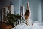 Yoga για καλύτερο ύπνο (από το κρεβάτι)