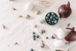 Όπως στα παλιά τα χρόνια: Οι 4 οικολογικοί και παραδοσιακοί τρόποι για να βάψετε τα Πασχαλινά αυγά