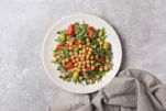 7 έξυπνοι και υγιεινοί τρόποι να προσθέσετε την καλύτερη πρωτεΐνη στις σαλάτες σας
