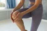 Πόνος στο γόνατο: Οι ασκήσεις που τον προλαμβάνουν