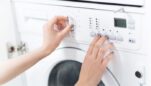 6 λάθη που δεν γνωρίζετε ότι κάνετε όταν πλένετε τα ρούχα