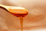 Μέλι στο πρόσωπο: Γιατί να δοκιμάσετε να πλένετε το πρόσωπό σας με μέλι;