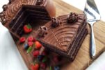 Για να μην στερήστε τα αγαπημένα σας γλυκά φτιάξτε vegan τούρτα σοκολάτας μόλις με 270 θερμίδες
