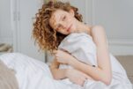7 λόγοι για να κοιμάσαι με ένα μαξιλάρι ανάμεσα στα πόδια