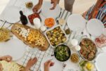 Η σωστή ώρα που πρέπει να καταναλώνετε το βραδινό σας, σύμφωνα με τους διατροφολόγους