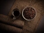 Καφεΐνη για τις ρυτίδες. Πως η καφεΐνη λειτουργεί στο δέρμα του προσώπου σύμφωνα με τους δερματολόγους.